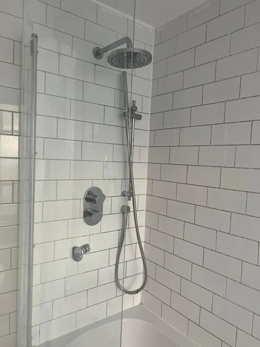 Image 3 of Stylish apt in a 1938 building with parking