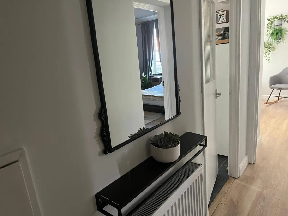 Image 5 of Stylish apt in a 1938 building with parking