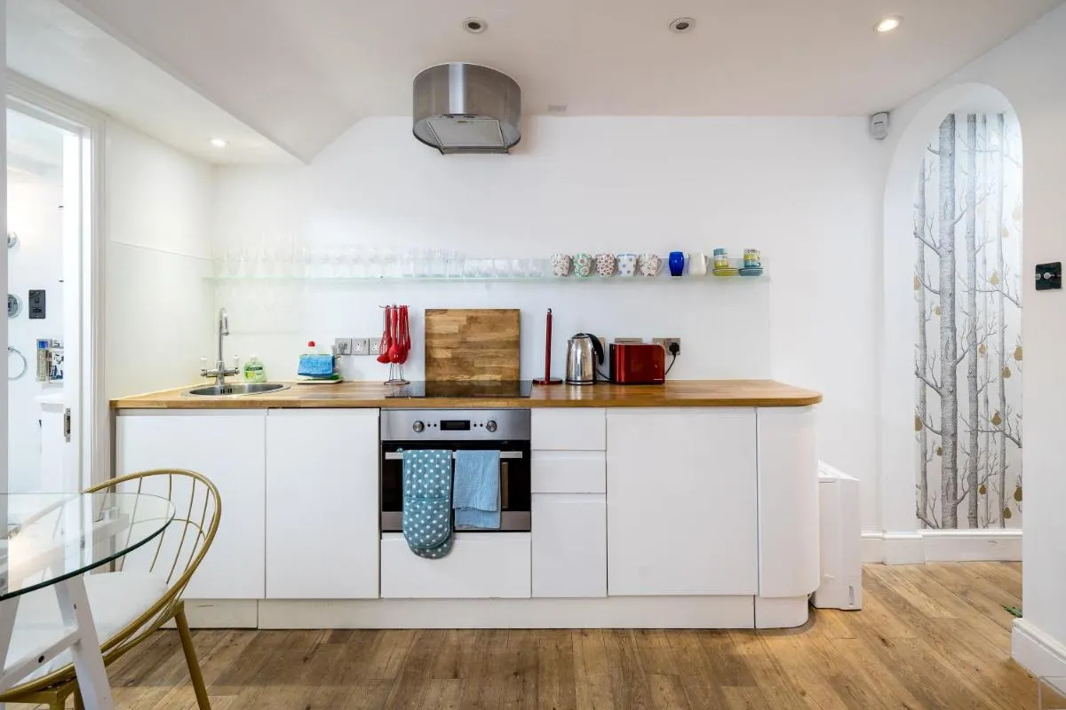 Image 4 of Stylish flat with private yard in Shepherd Bush