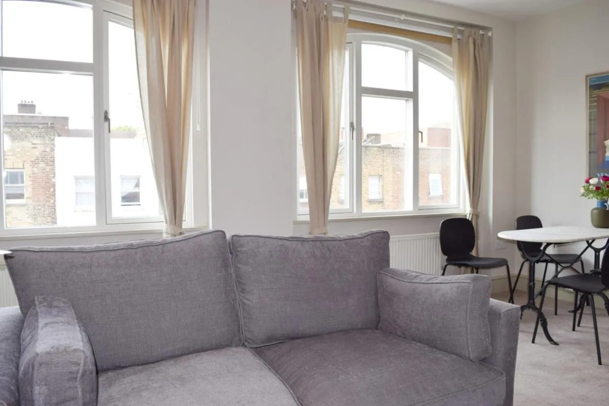 Image 3 of Stylish light-filled 1 Bedroom Flat In Hammersmith