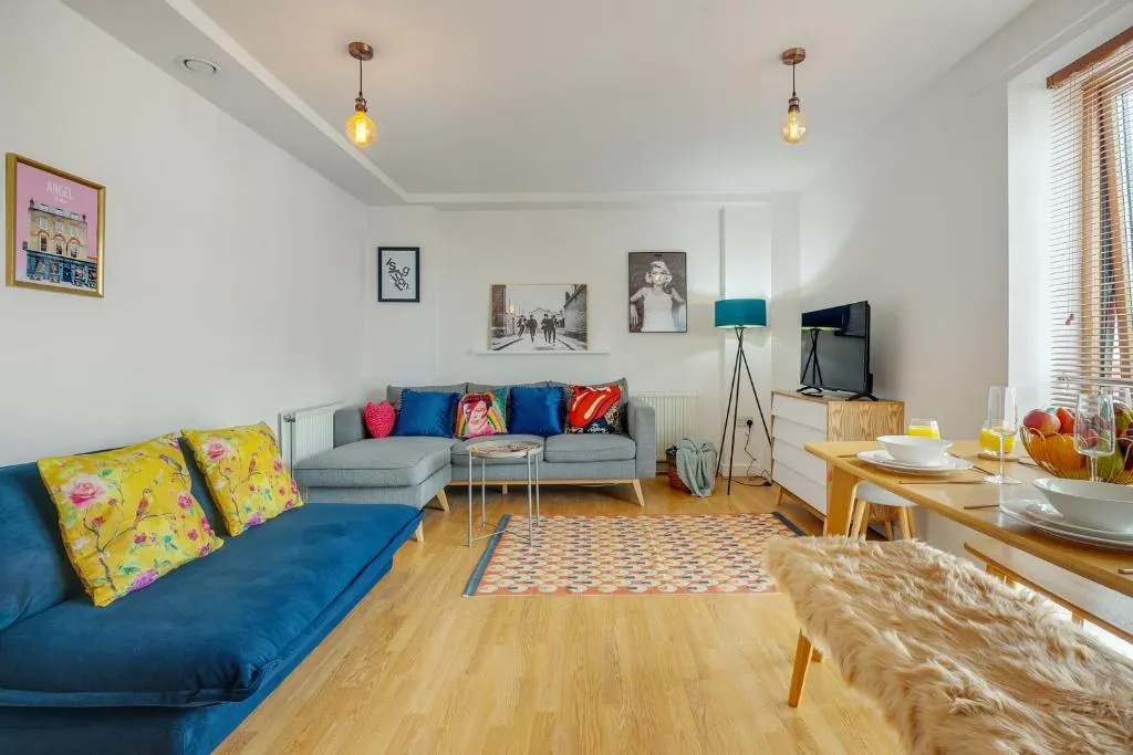 Image 1 of Stylish premium Islington flat, 2 minute walk to Angel tube!