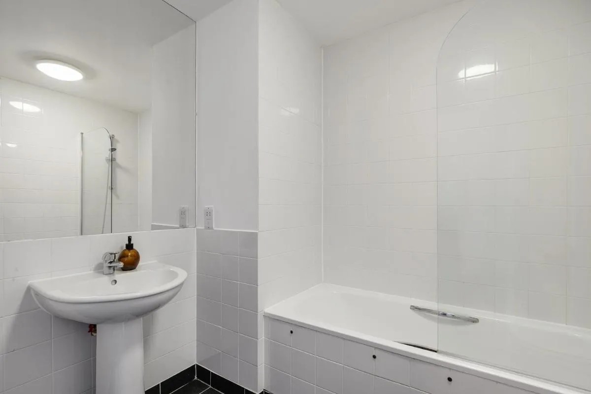 Image 3 of Stylish premium Islington flat, 2 minute walk to Angel tube!