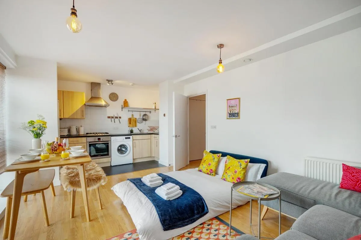 Image 4 of Stylish premium Islington flat, 2 minute walk to Angel tube!