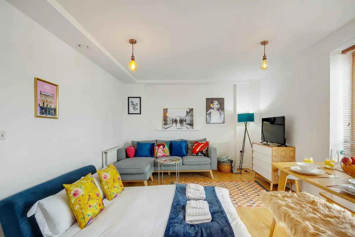 Image 5 of Stylish premium Islington flat, 2 minute walk to Angel tube!