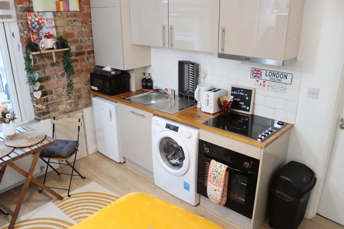Image 3 of Stylish studio – private bathroom, 15mins to Central London!