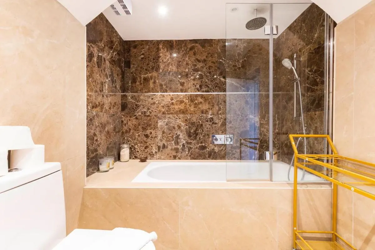 Image 3 of Stylishly large Camden apartment B1