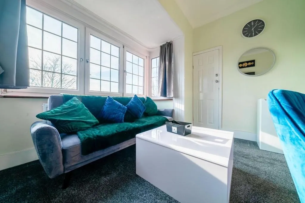 Stylist and Cosy 1 bed Apartment LongStay Parking Sleeps 3 WiFi