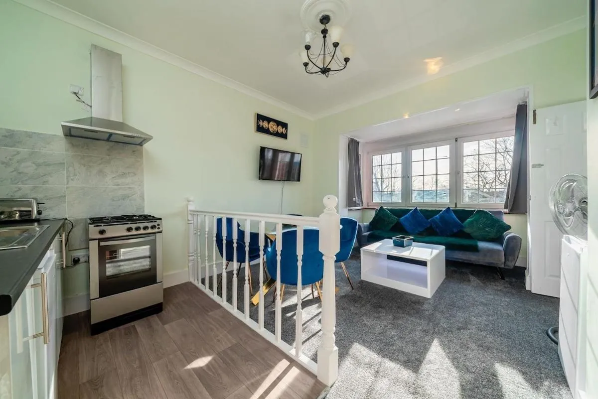 Image 4 of Stylist and Cosy 1 bed Apartment LongStay Parking Sleeps 3 WiFi