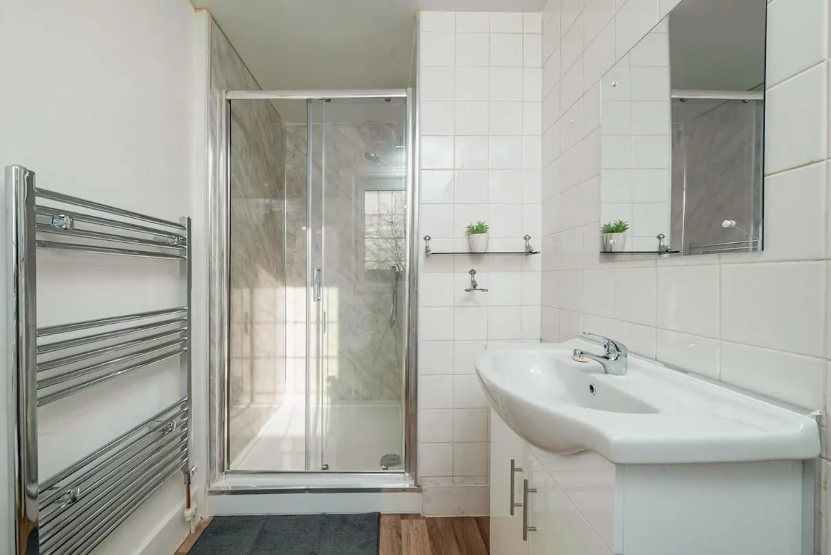 Image 3 of Stylist and Cosy 1 bed Apartment LongStay Parking Sleeps 3 WiFi