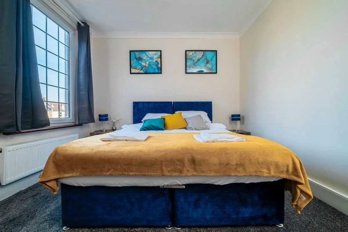 Image 2 of Stylist and Cosy 1 bed Apartment LongStay Parking Sleeps 3 WiFi
