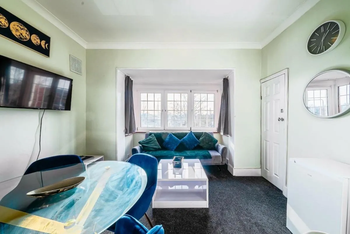 Image 5 of Stylist and Cosy 1 bed Apartment LongStay Parking Sleeps 3 WiFi