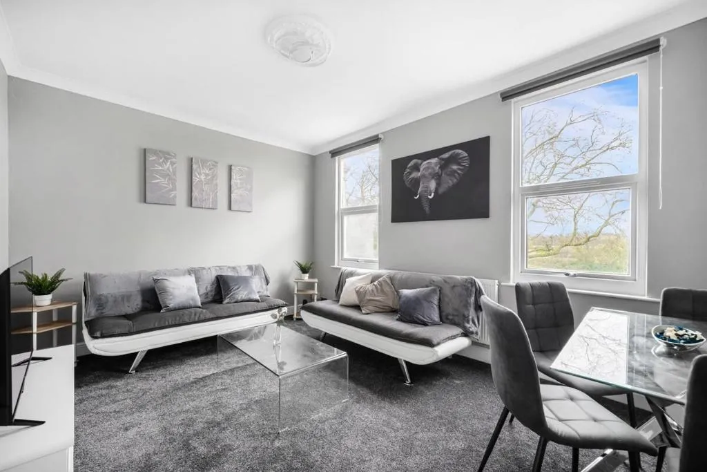 Stylist and Cosy 2 bed Apartment LongStay Parking Sleeps 4 WiFi