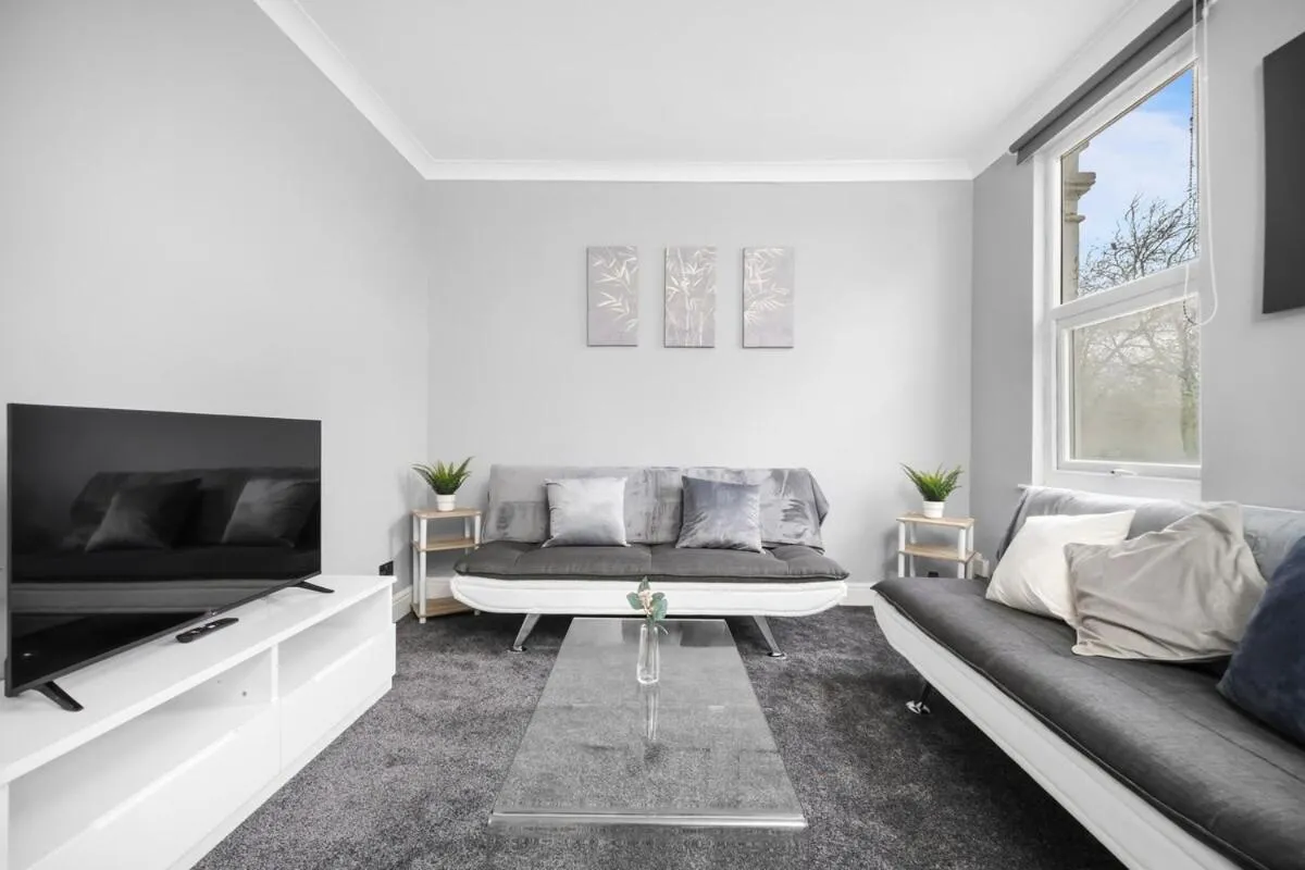 Image 5 of Stylist and Cosy 2 bed Apartment LongStay Parking Sleeps 4 WiFi
