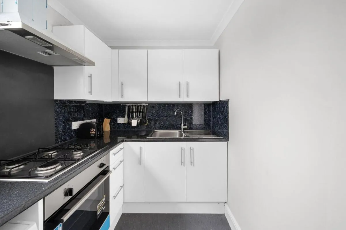 Image 4 of Stylist and Cosy 2 bed Apartment LongStay Parking Sleeps 4 WiFi