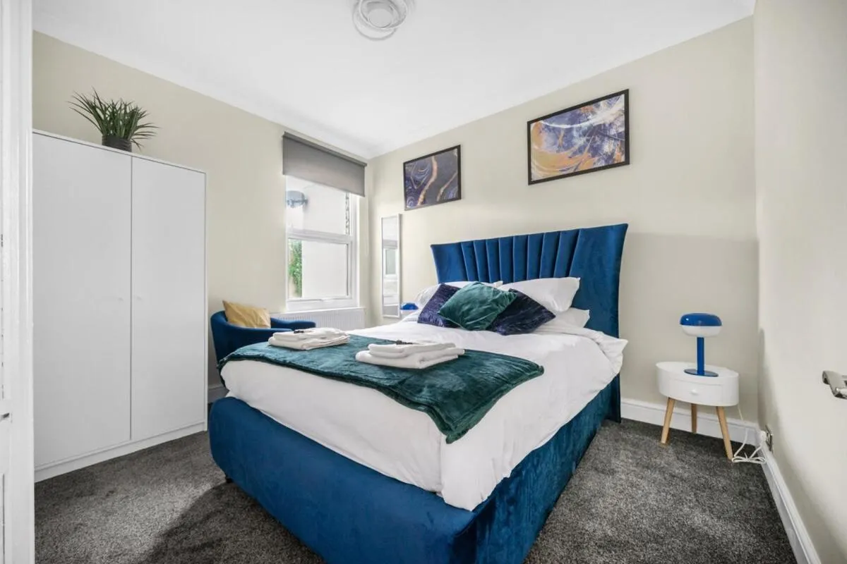 Image 2 of Stylist and Cosy 2 bed Apartment LongStay Parking Sleeps 4 WiFi