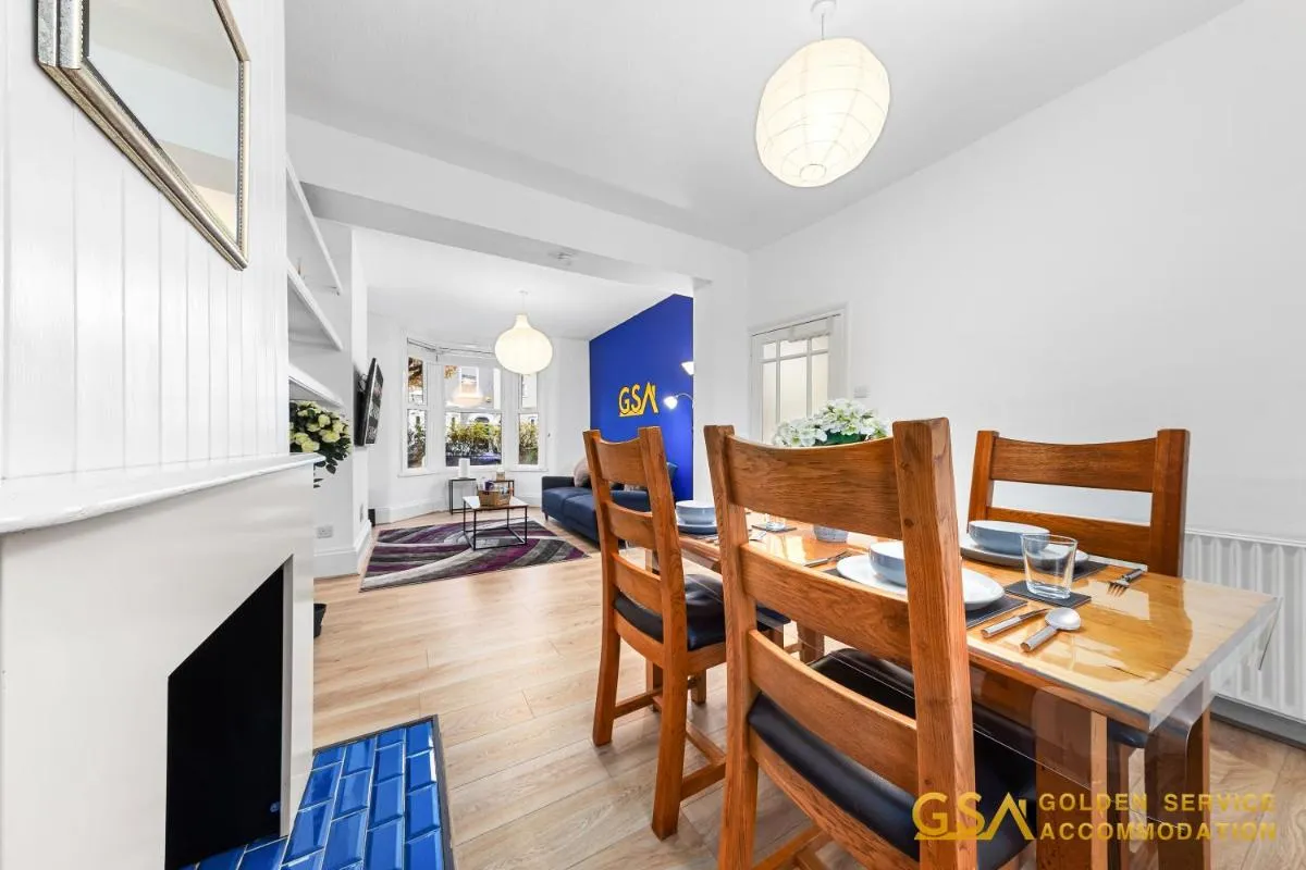 Image 4 of Stylist and Cosy 3 Bed House Leytonstone Sleeps 7