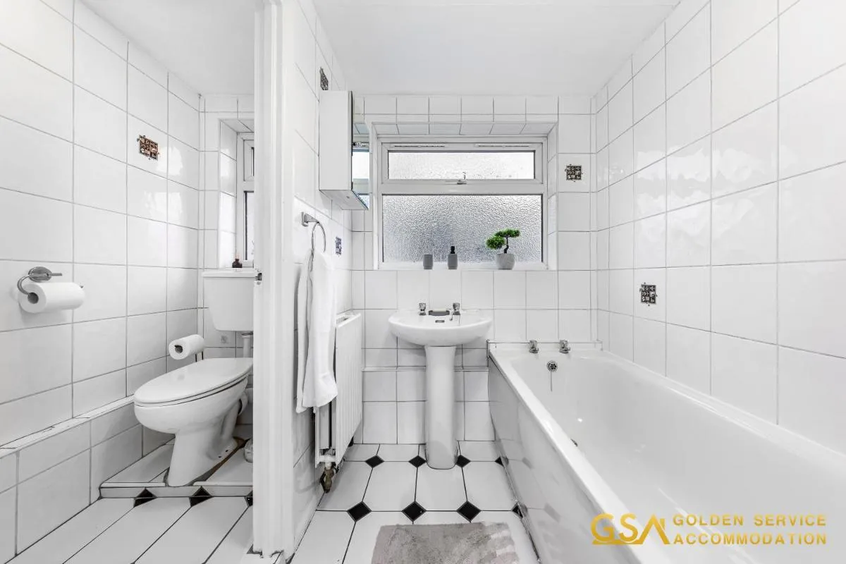 Image 2 of Stylist and Cosy 3 Bed House Leytonstone Sleeps 7