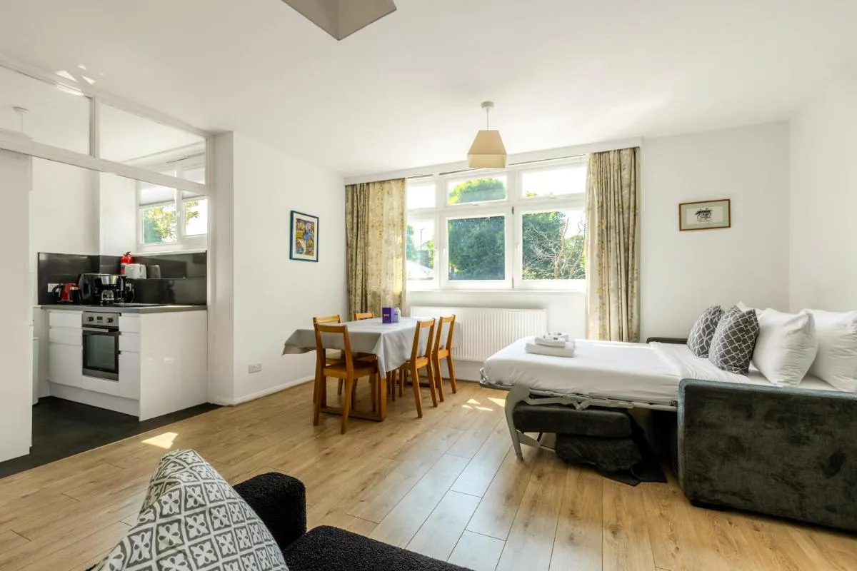 Image 4 of Sun-lit Studio, 7 mins to tube &train, Putney