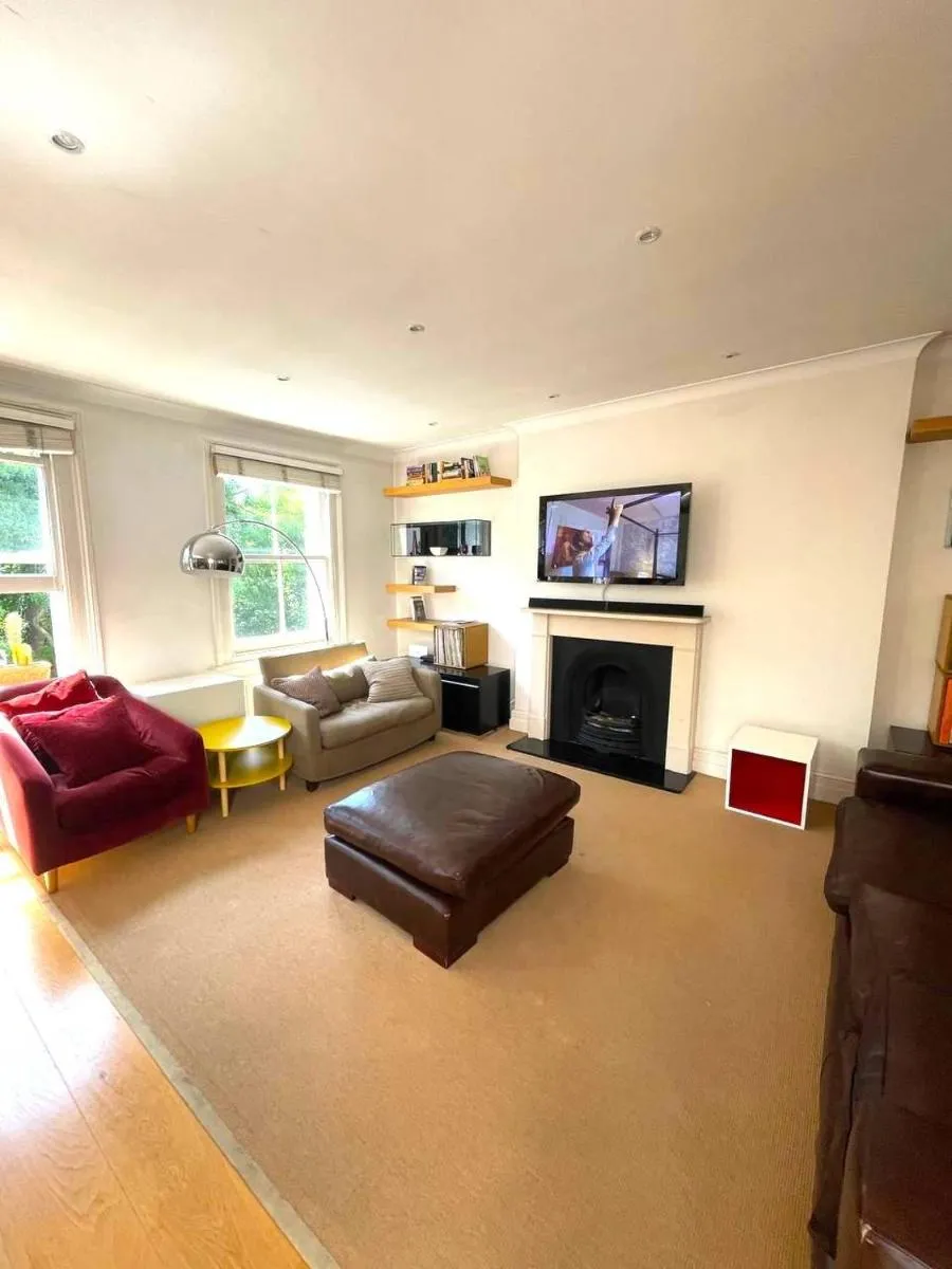 Image 5 of Sunny 2 bedroom, 2 bathroom Apartment in Central London