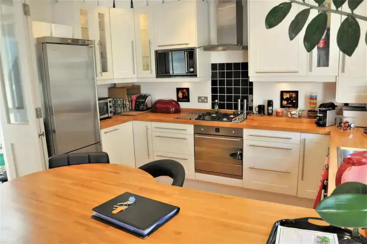 Image 4 of Sunny 2 bedroom, 2 bathroom Apartment in Central London