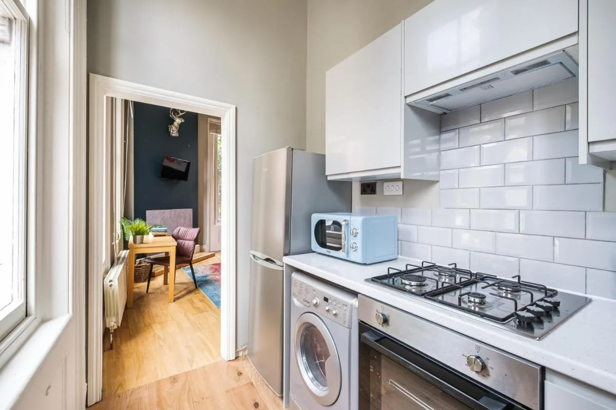 Image 3 of Sunny Corner Apartment in Center of London (1)