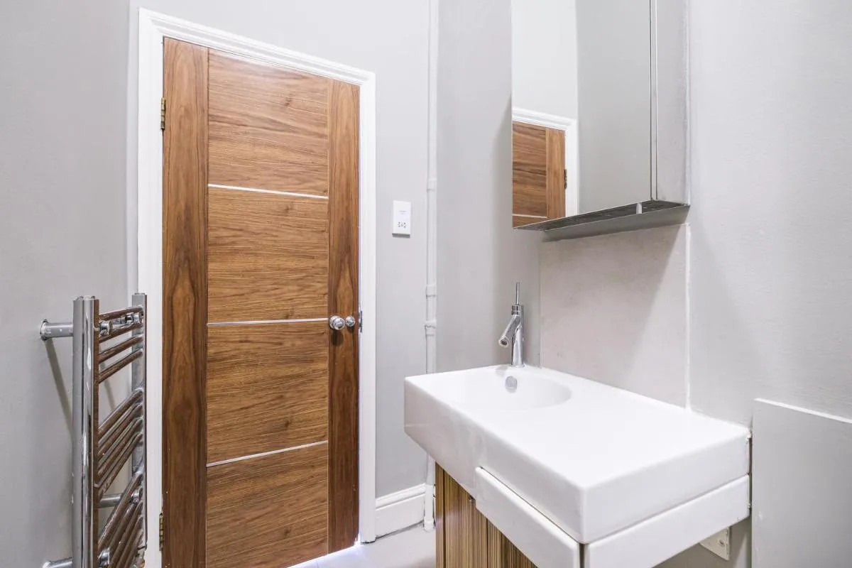 Image 2 of Sunny Corner Apartment in Center of London (1)