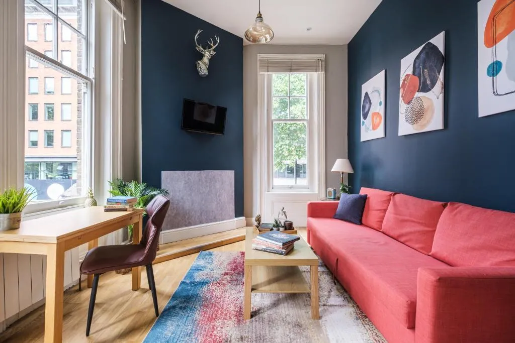 Sunny Corner Apartment in Center of London (1)