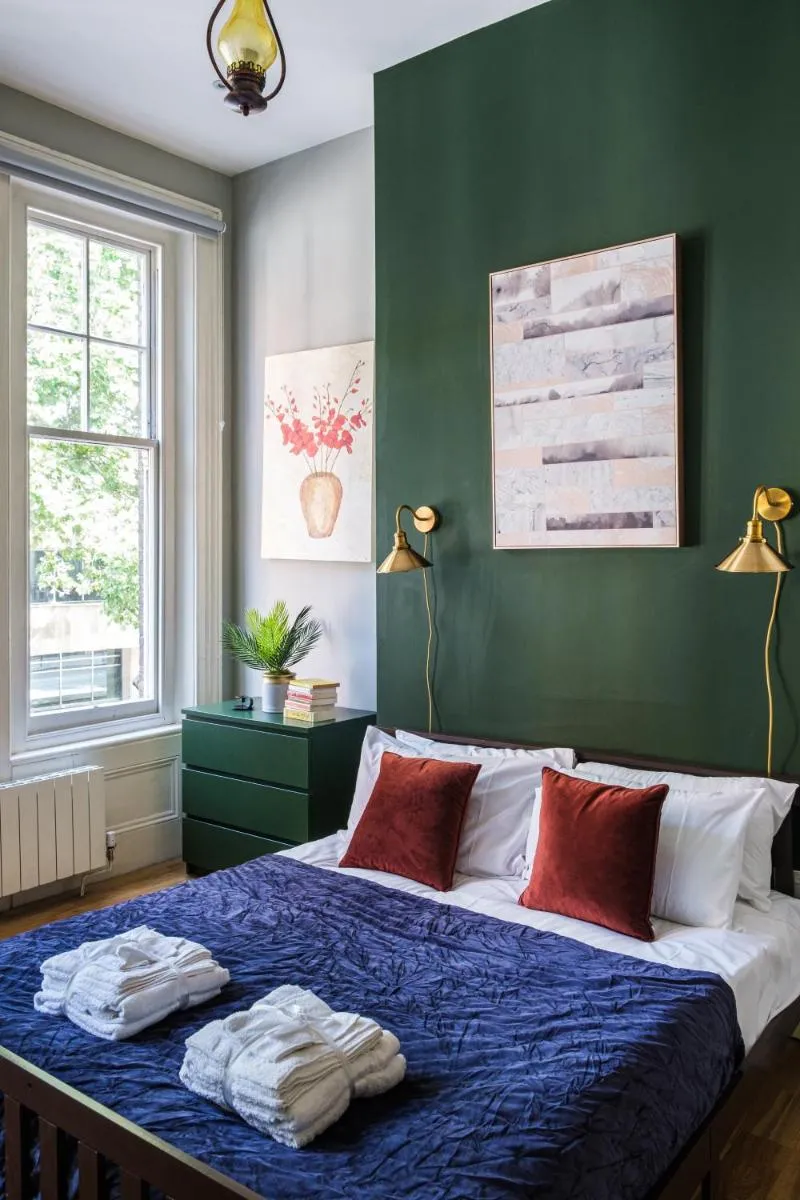 Image 4 of Sunny Corner Apartment in Center of London (1)
