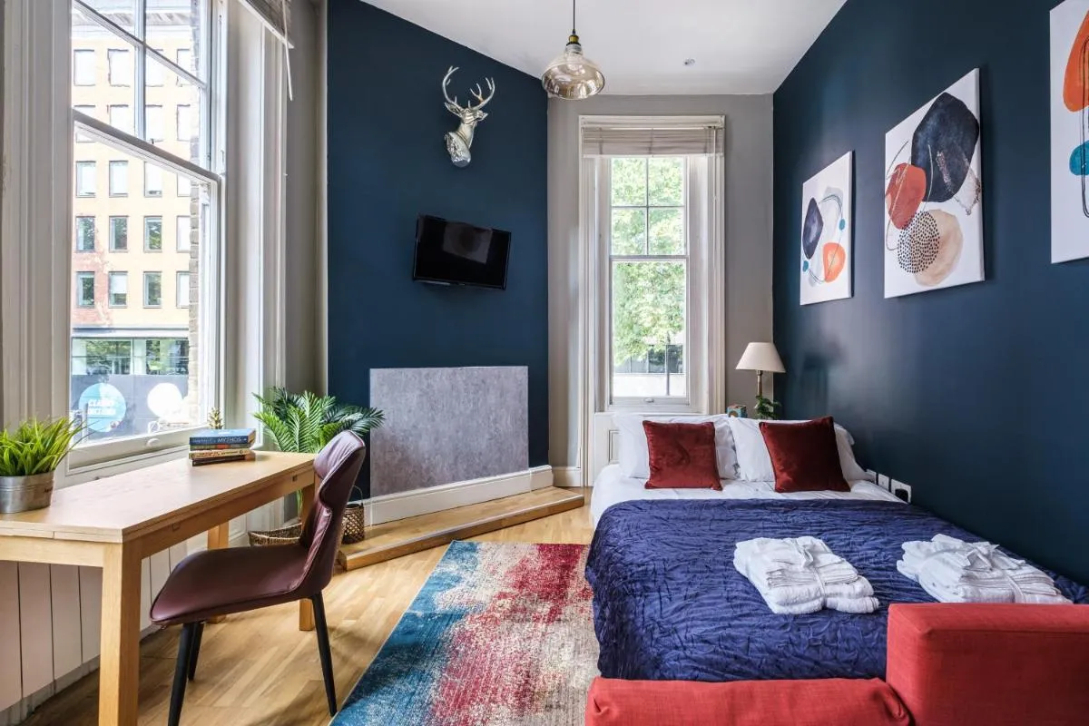 Image 5 of Sunny Corner Apartment in Center of London (1)