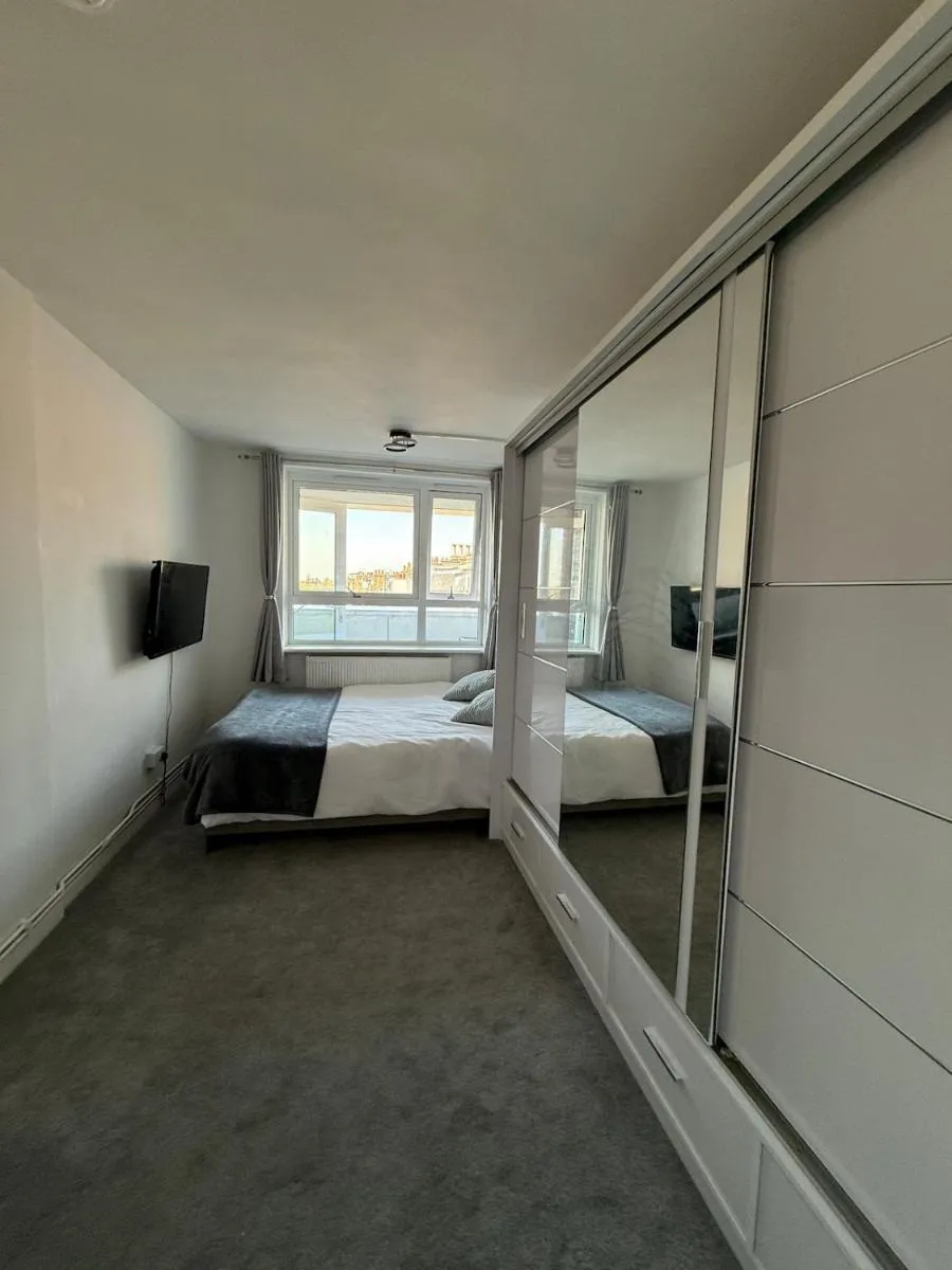 Image 4 of Sunny Flat w Balcony & King Bed