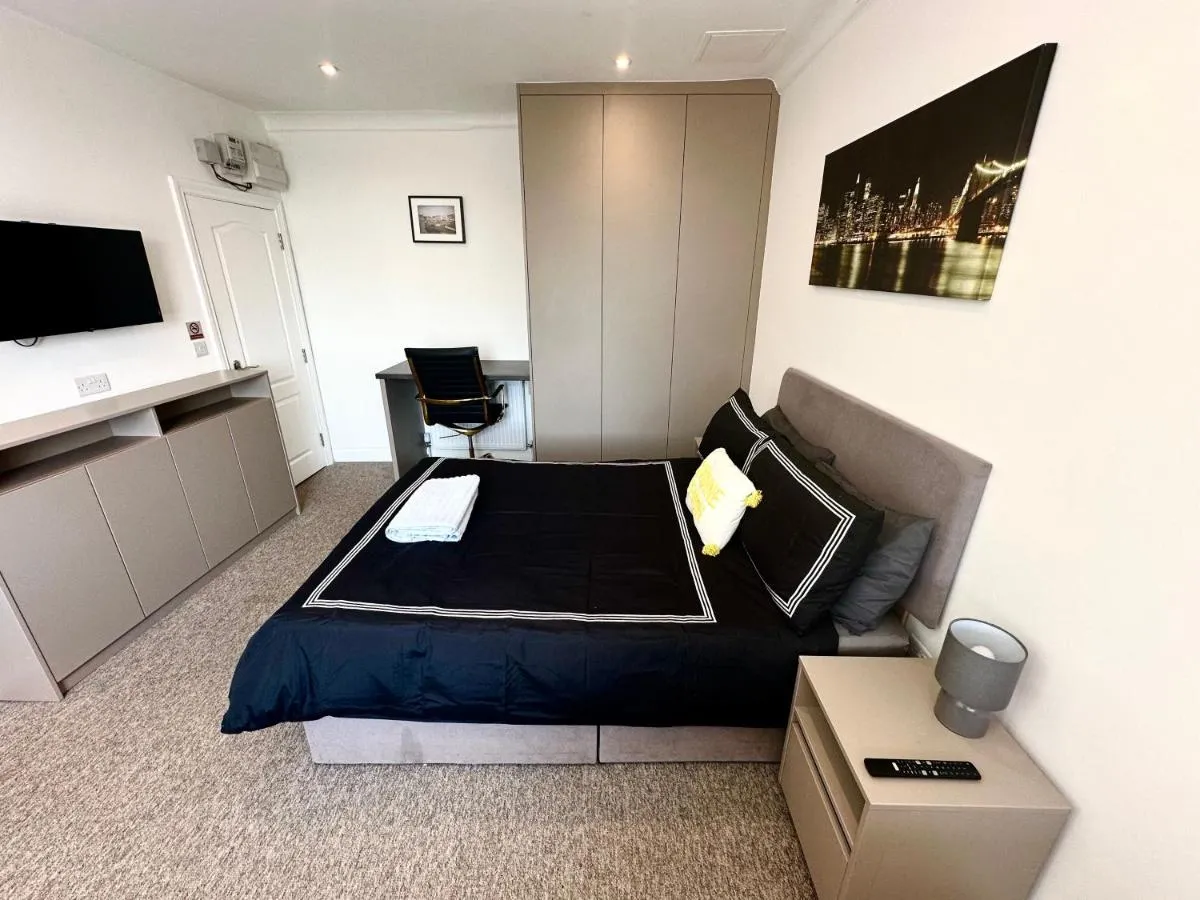 Image 5 of Sunny Modern, Private Apartment,15 Mins To Central London