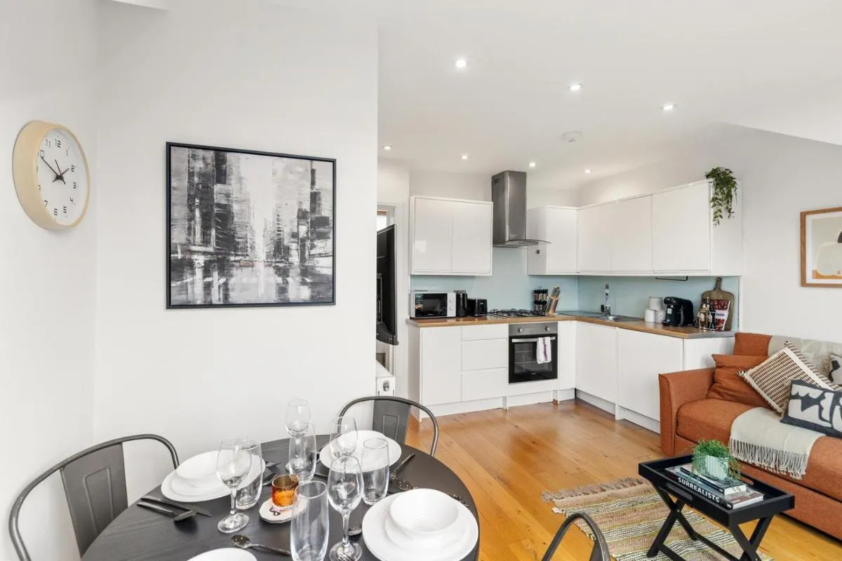 Image 4 of Sunny TopFloor 1BR , Balcony Views Sleeps 3