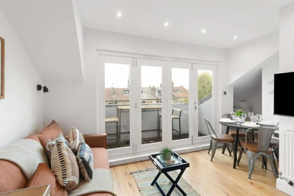 Image 5 of Sunny TopFloor 1BR , Balcony Views Sleeps 3