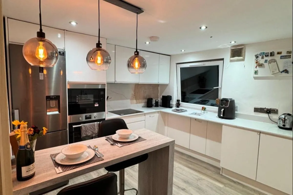 Image 3 of Sunset View 2BR Apartment – Beautiful London View & Free Parking