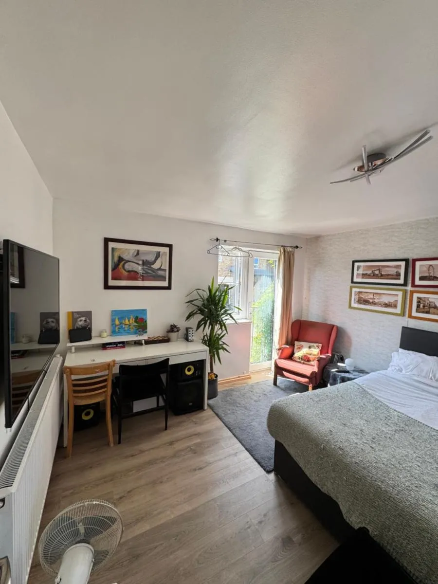 Image 5 of Sunset View 2BR Apartment – Beautiful London View & Free Parking