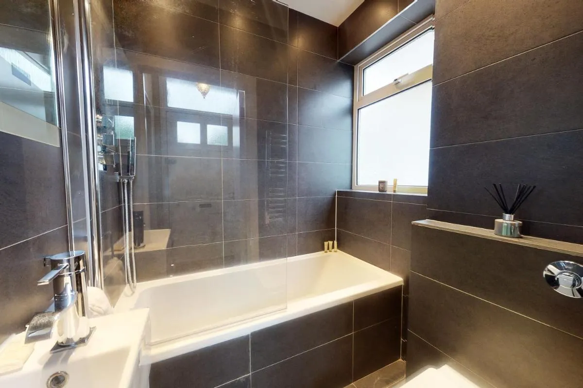 Image 3 of Super 1 Bedroom Flat in Hendon near Middlesex University with private parking