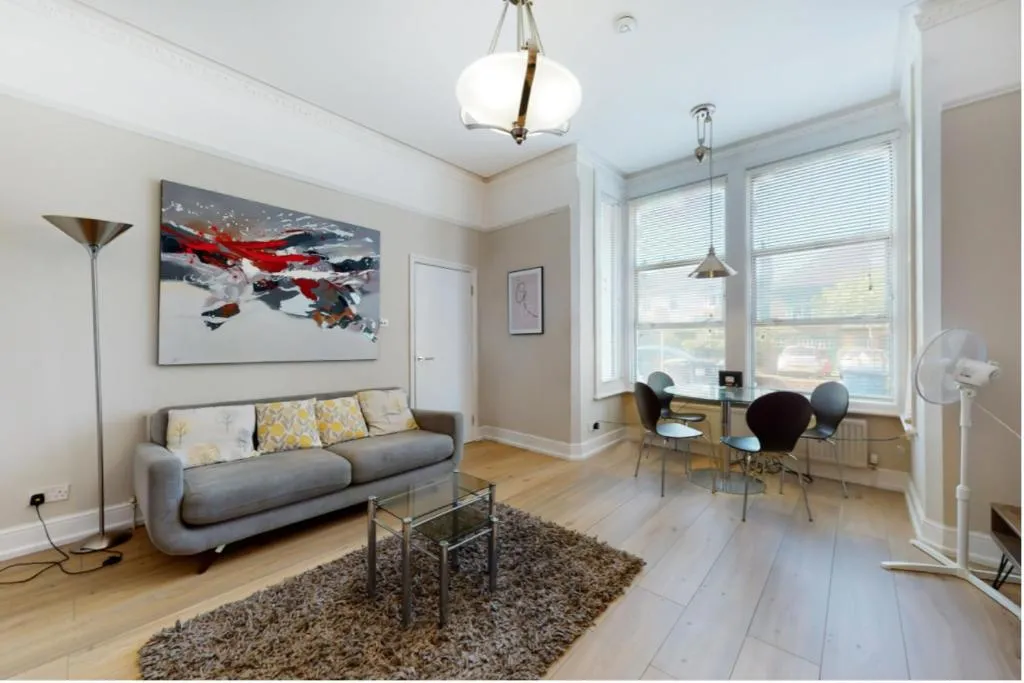 Super 1 Bedroom Flat in Hendon near Middlesex University with private parking