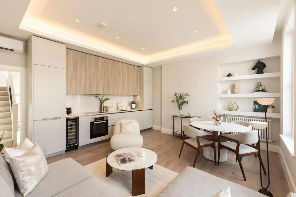 Image 3 of Superb 3 Bed Home Notting Hill