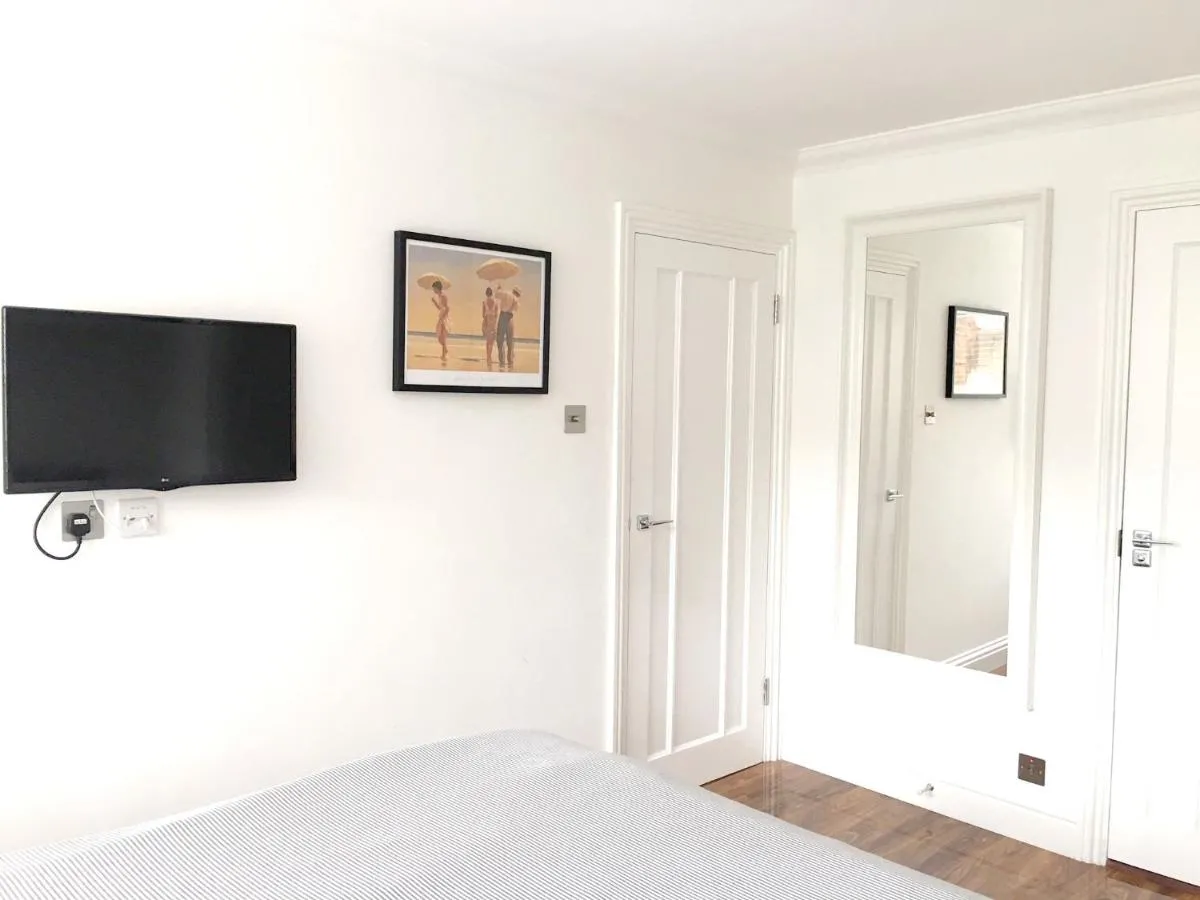 Image 5 of Superb Spacious Zone 1 Modern 3-Bed 2-Bath, Trendy Fitzrovia W1 by Oxford Street Sleeps 6
