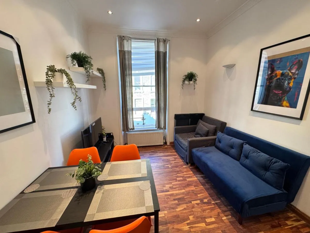 Image 3 of Superb affordable and very well located 3 bed flat for 6 people in Chelsea Zone 1