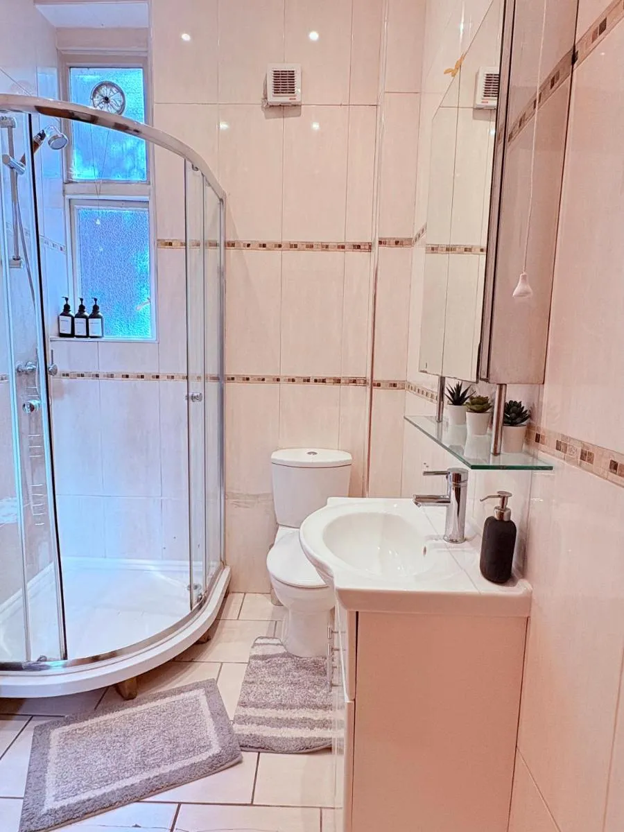 Image 5 of Superb affordable and very well located 3 bed flat for 6 people in Chelsea Zone 1