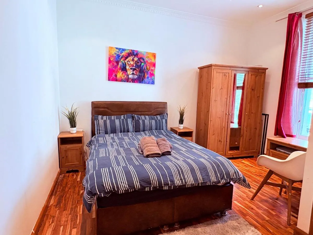 Image 2 of Superb affordable and very well located 3 bed flat for 6 people in Chelsea Zone 1