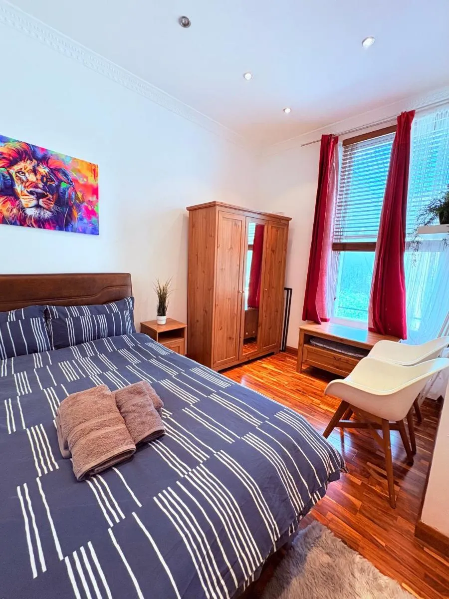 Image 4 of Superb affordable and very well located 3 bed flat for 6 people in Chelsea Zone 1