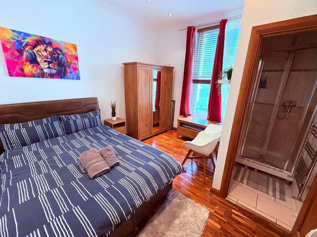 Image 1 of Superb affordable and very well located 3 bed flat for 6 people in Chelsea Zone 1