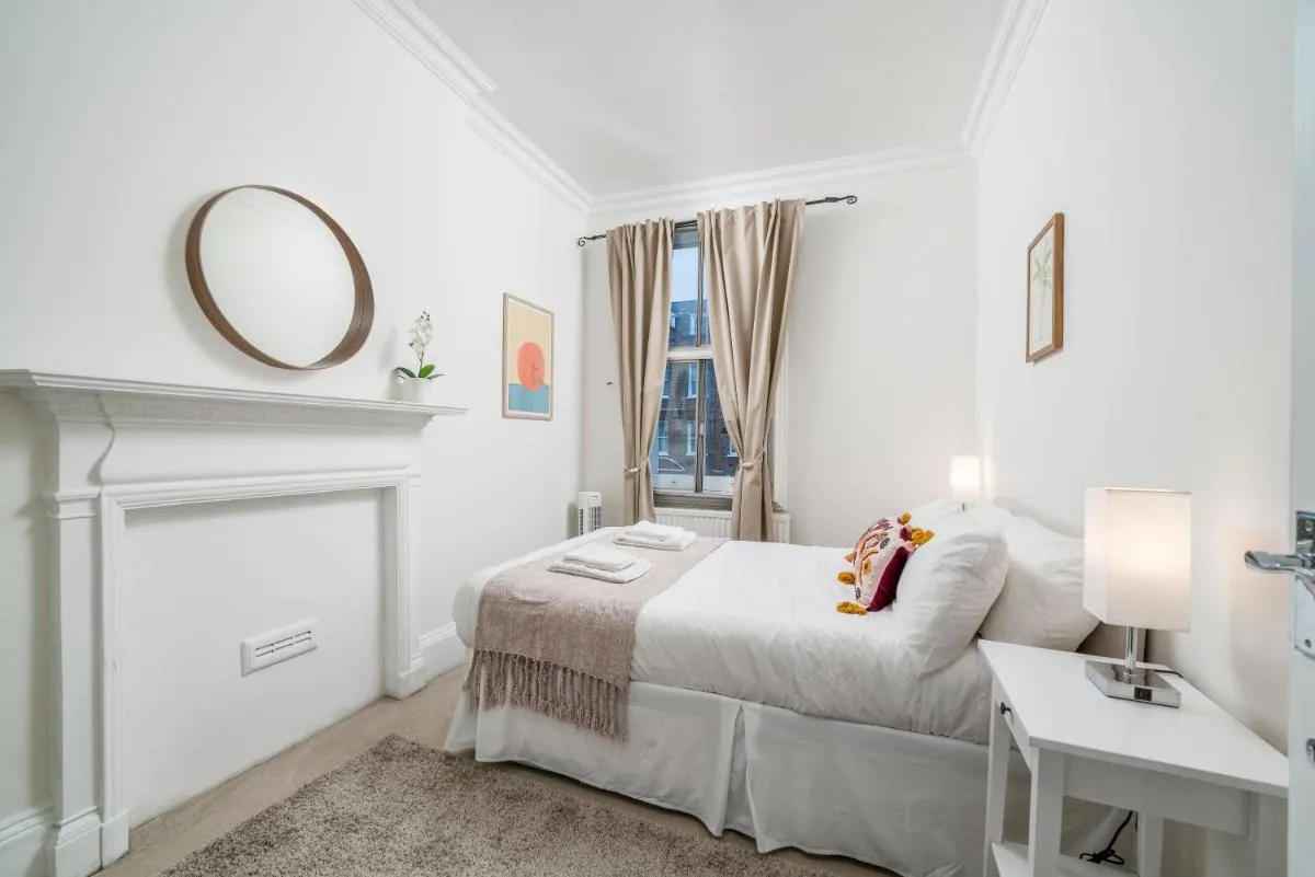 Image 2 of Superb location, Charming 2-3 bed, Fab garden views, 2 minutes to Tube