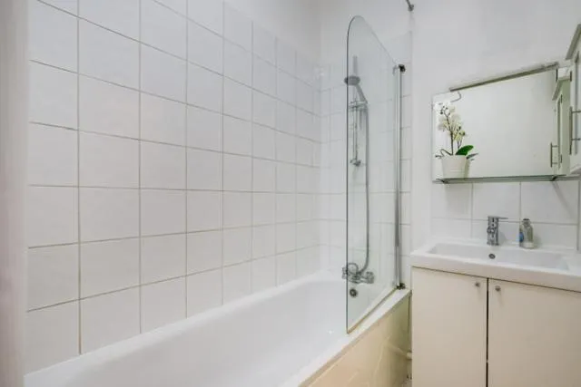 Image 3 of Superb location, Charming 2-3 bed, Fab garden views, 2 minutes to Tube