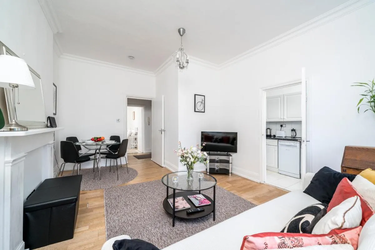 Image 5 of Superb location, Charming 2-3 bed, Fab garden views, 2 minutes to Tube