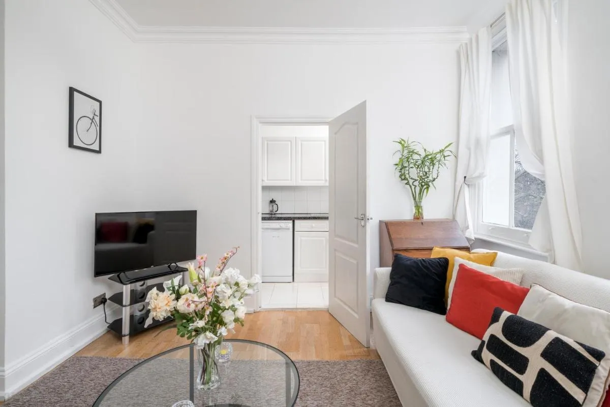 Image 4 of Superb location, Charming 2-3 bed, Fab garden views, 2 minutes to Tube