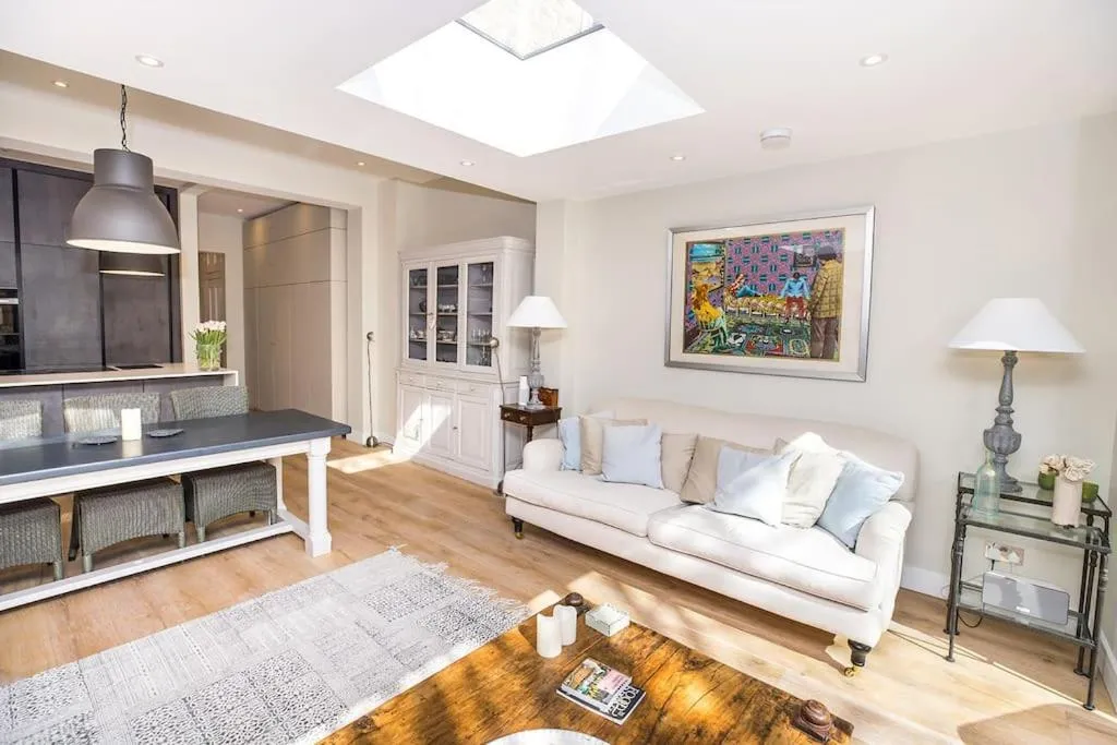 Image 4 of Swanky London pad in Putney