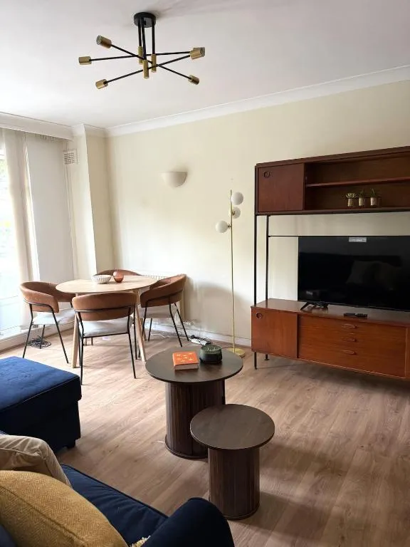 Swanky two bedroom flat with balcony near swiss cottage and regents park